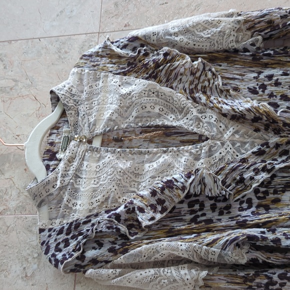 Gimmicks by BKE cheetah top - Picture 2 of 4